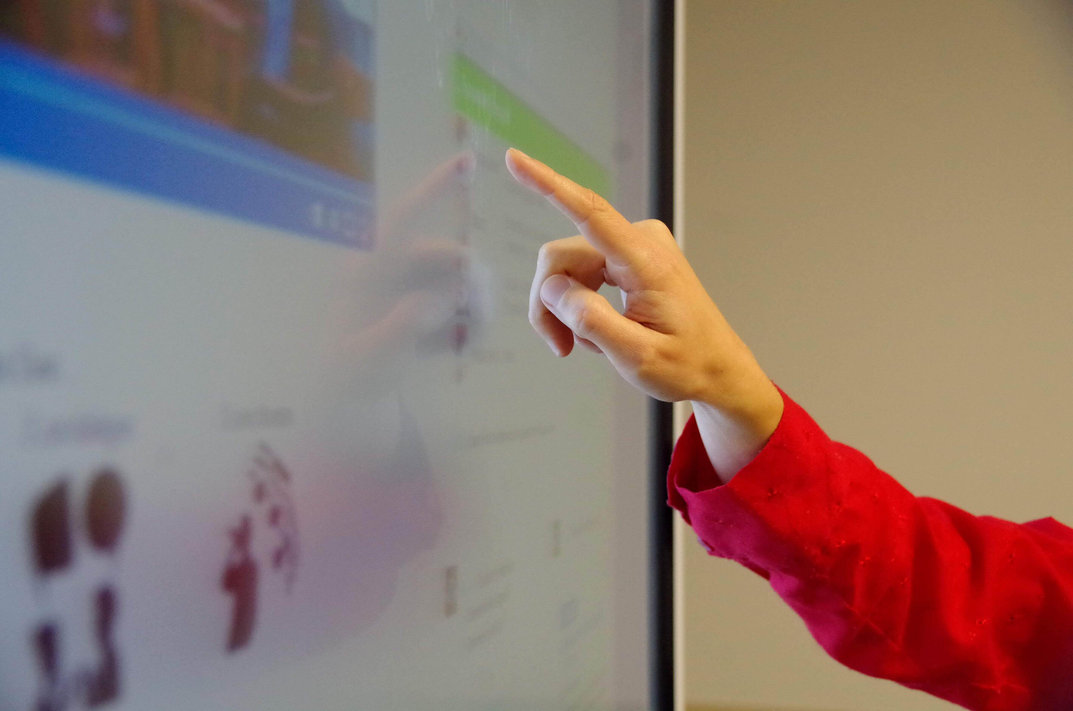 Photo:Caroline Seltz Finger pointing on a Smart Board